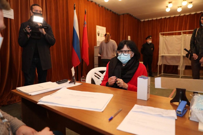Марина Юденич проголосовала на участке в посёлке Сосны Одинцовского округа, Выборы в Госдуму и Мособлдуму: онлайн-трансляция