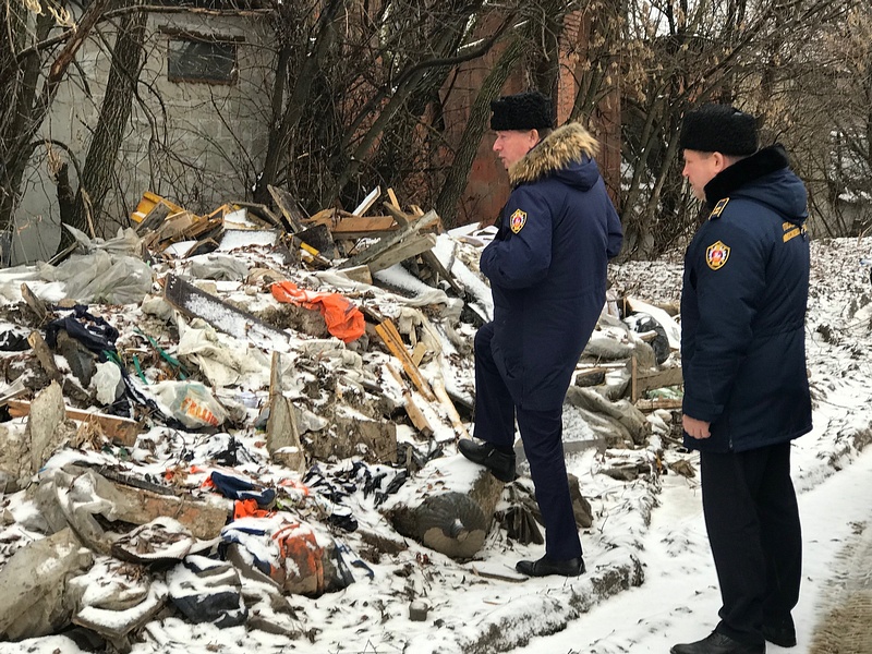 Одна из куч мусора на территории, Две мусорные свалки обнаружили в деревне Гигирево