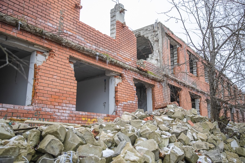 В деревне Мамоново сносят многоквартирный дом, признанный самовольной постройкой