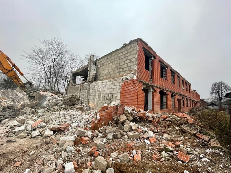 В деревне Мамоново сносят многоквартирный дом, признанный самовольной постройкой
