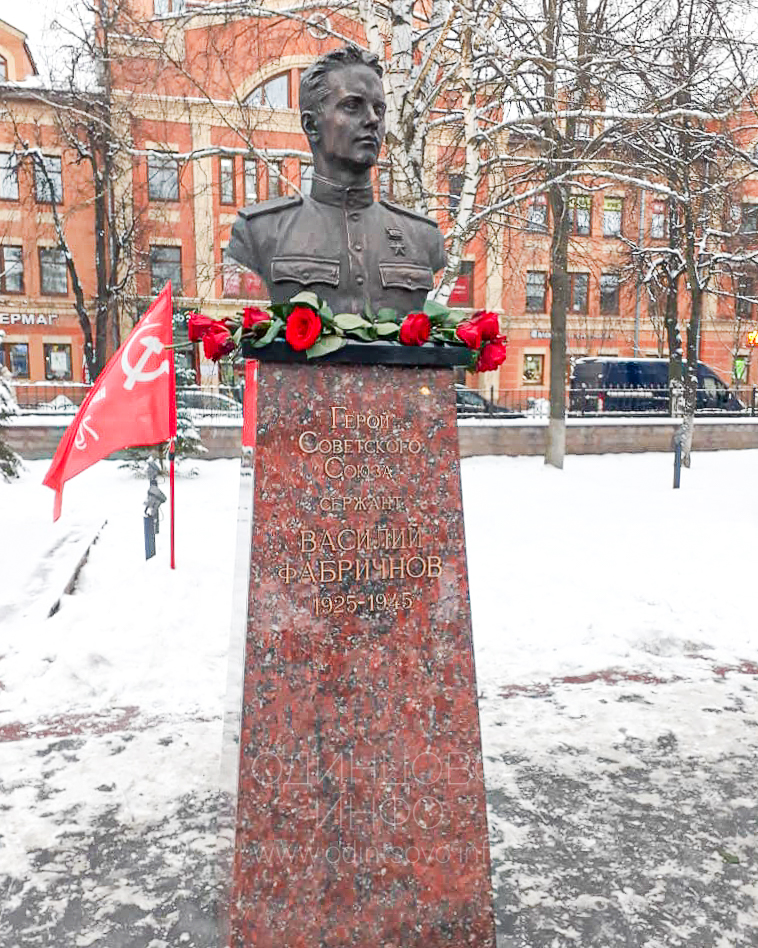 Памятник герою Советского Союза, уроженца города Звенигород Василию Фабричному, Декабрь
