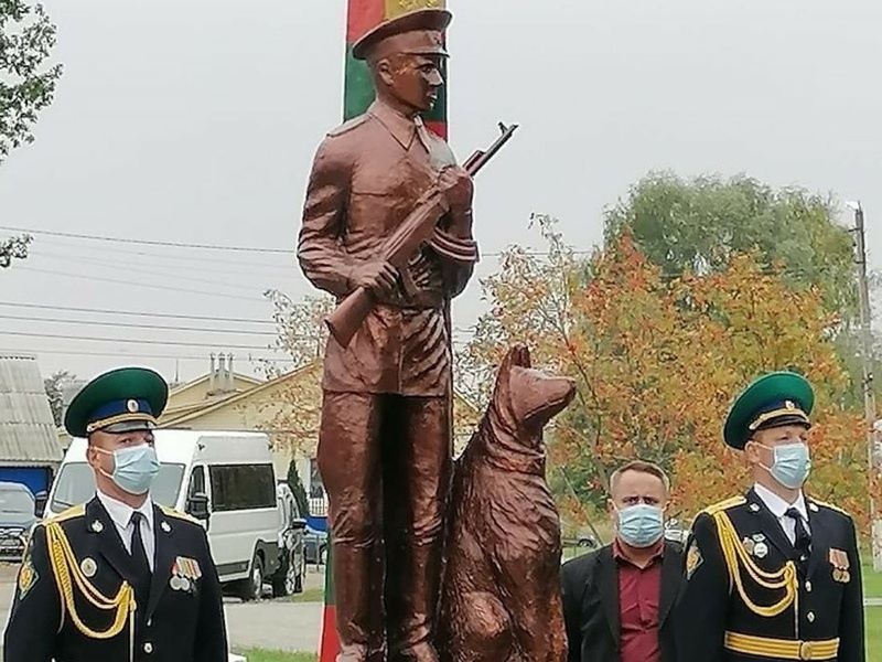 Памятник пограничнику, Декабрь