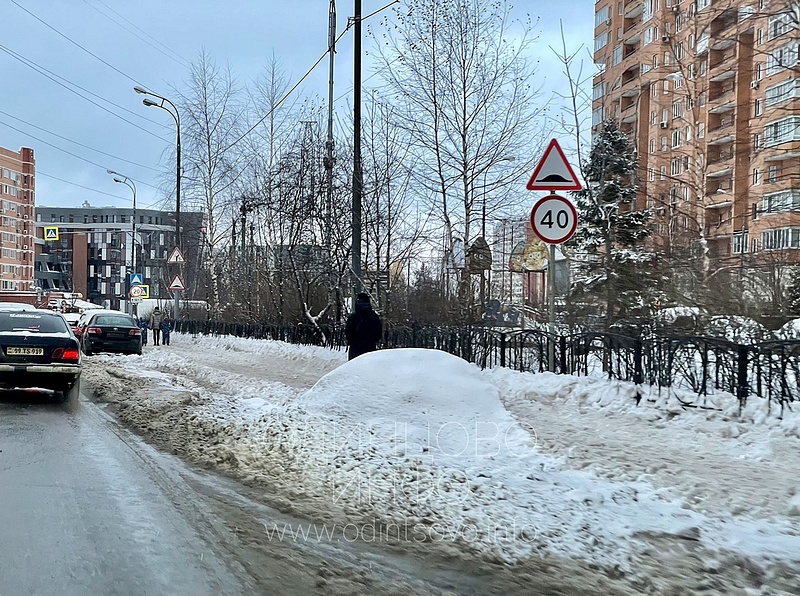 Куча снега на проезжей части и тротуаре на улице Говорова в Одинцово, Декабрь