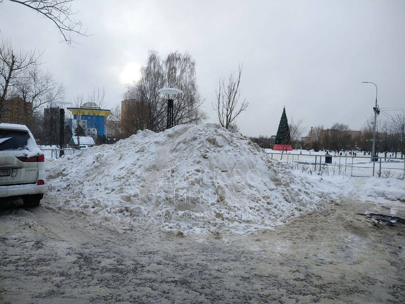 Гора снега на парковке возле здания администрации Одинцовского округа, Кучи снега на улицах Одинцово
