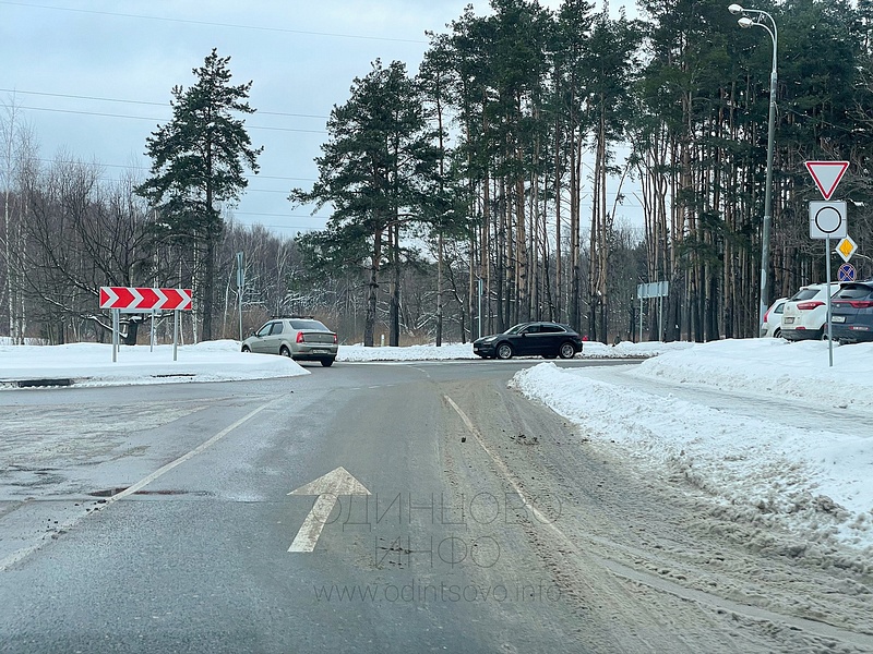 Перекрёсток улиц Чикина и Говорова: проезжая часть сужена до одной полосы из-за плохой уборки снега, Кучи снега на улицах Одинцово