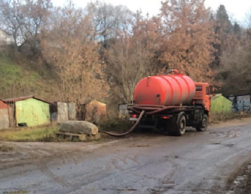 Житель деревни Назарьево сфотографировал машину, сливающую сточные воды в централизованную систему водоотведения, Февраль