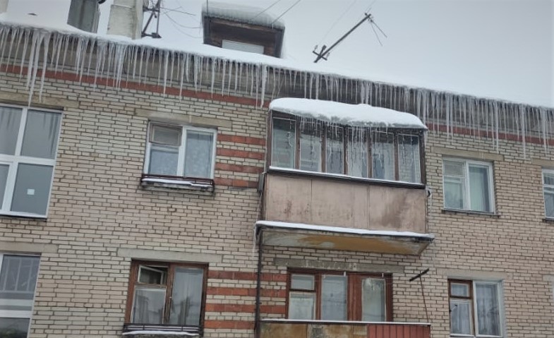 Сосульки на кровле дома в Назарьево, «Одинцовскую теплосеть» оштрафовали на 250 тыс. руб. за несвоевременно очищенные кровли домов