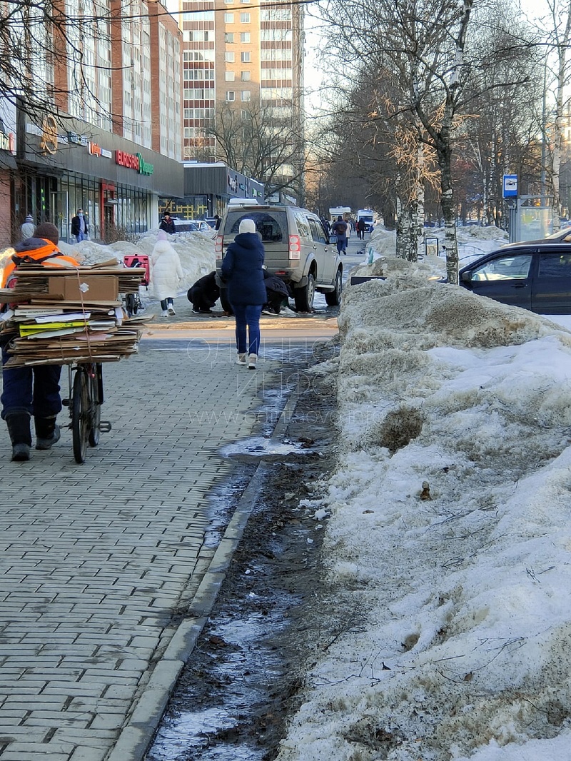 Пешеходная зона на улице Маршала Неделина, Мгновенная карма: водитель застрял на тротуаре в Одинцово