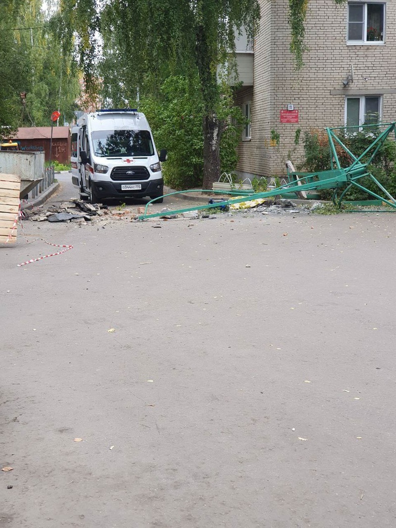 В Звенигороде упал мини-кран, который использовали для ремонта крыши дома