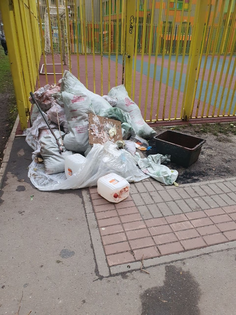 Строительный мусор у детской площадки на улице Сколковской в Одинцово, Покрытие детских площадок в ЖК «Сколковский» в неудовлетворительном состоянии