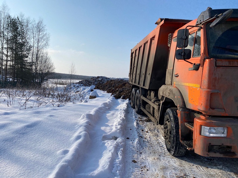 Возле деревни Чапаевка снова задержали самосвалы со строительным мусором, Март