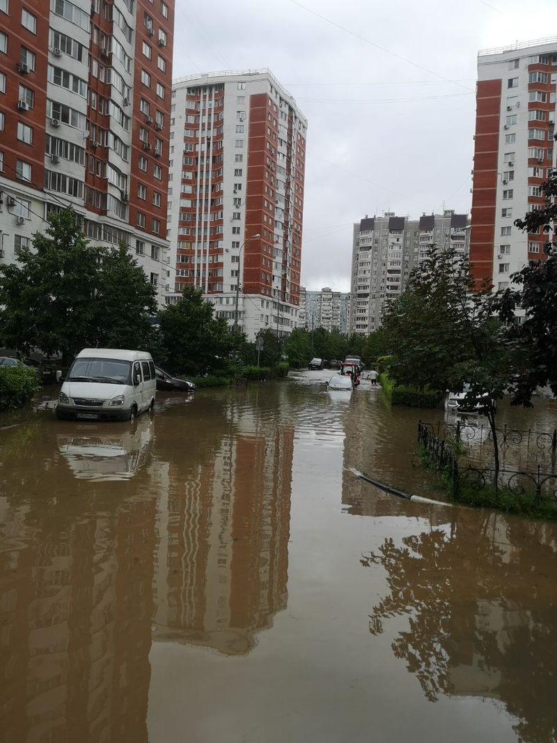 В Микрорайоне 7-7А затоплены проезды и подземный паркинг, «Тропический ливень» обрушился на Одинцово