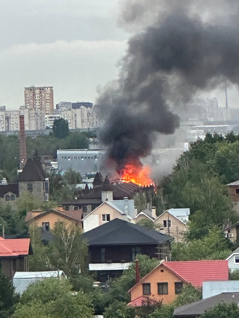 Горит крыша главного здания, В Немчиновке горит отель «Немчиновка парк»