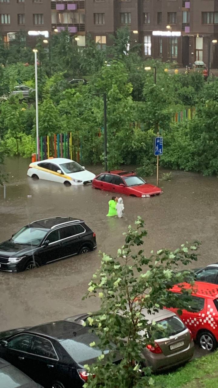 Затоплена парковка и проезды в ЖК «Сколковский» (Трехгорка), «Тропический ливень» обрушился на Одинцово