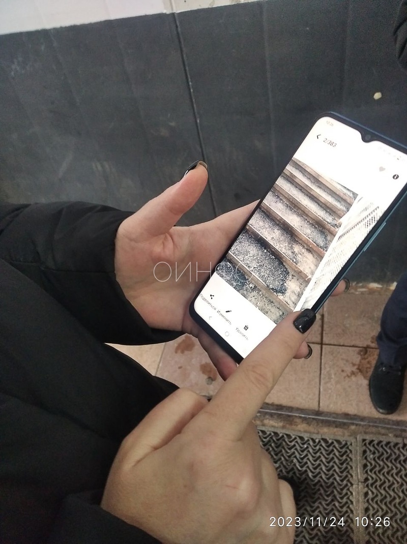 Состояние ступеней фиксировали на камеры смартфонов, На станции МЦД «Одинцово» провели внеплановую проверку пешеходного моста с участием следователя