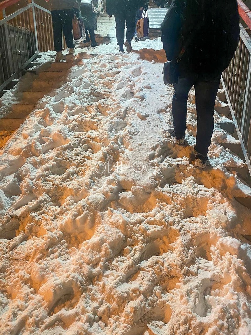 Пассажиры преодолевают мост на станции «Голицыно», Последствия снегопада в Одинцовском округе