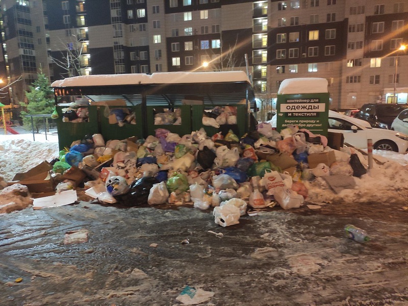 Навалы мусора на площадке у дома № 10 на Белорусской улице в ЖК «Одинцовский парк», Декабрь