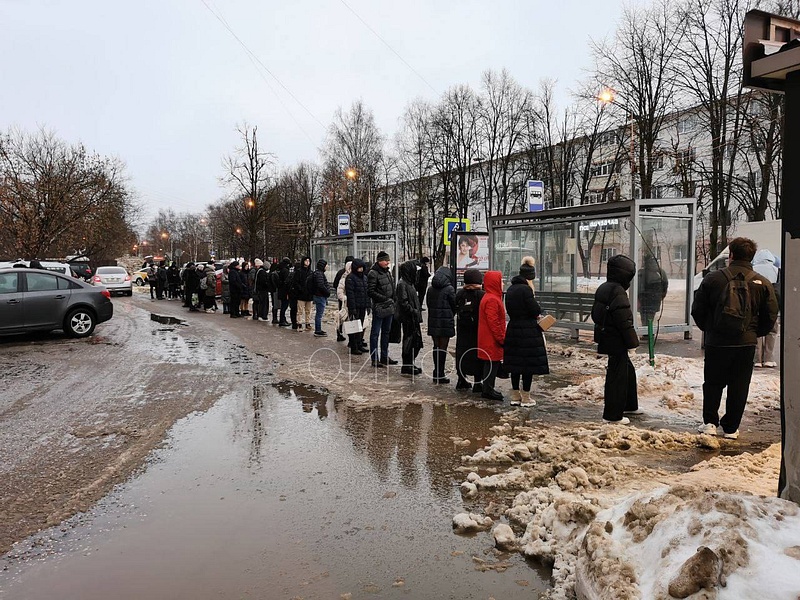 Очередь на автобусной остановке в Звенигороде утром 19 декабря, «Просто ад нам устроили»: звенигородцы об изменениях на автобусном маршруте до Москвы