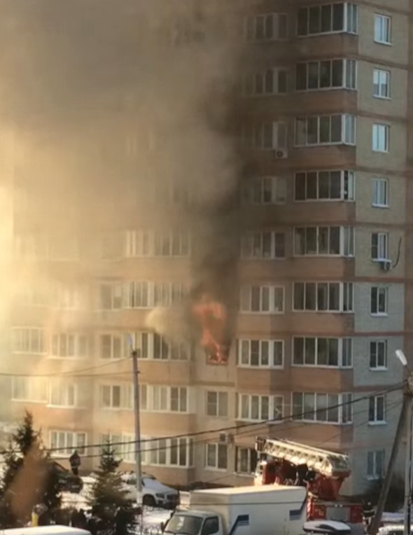 Кадр из видео телеграм-канала «Звенигород», Пожарные эвакуировали 20 человек из горящей многоэтажки в Звенигороде