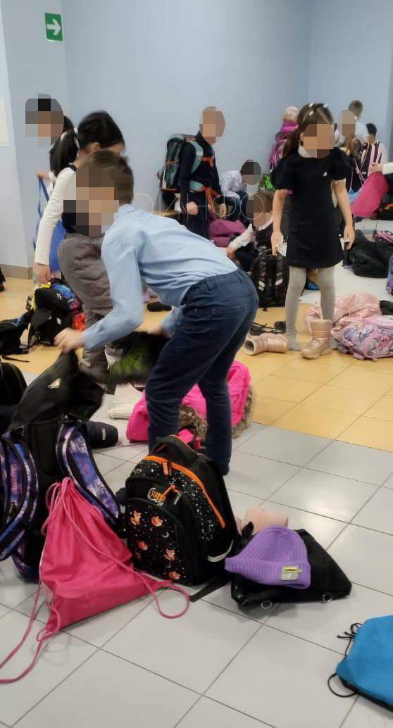 Выставили 3 лавочки в коридор: в одинцовской школе детей перестали пускать в раздевалку