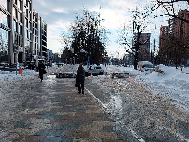 Автомобилистам перекрыли возможность парковаться на пешеходной зоне в центре Одинцово