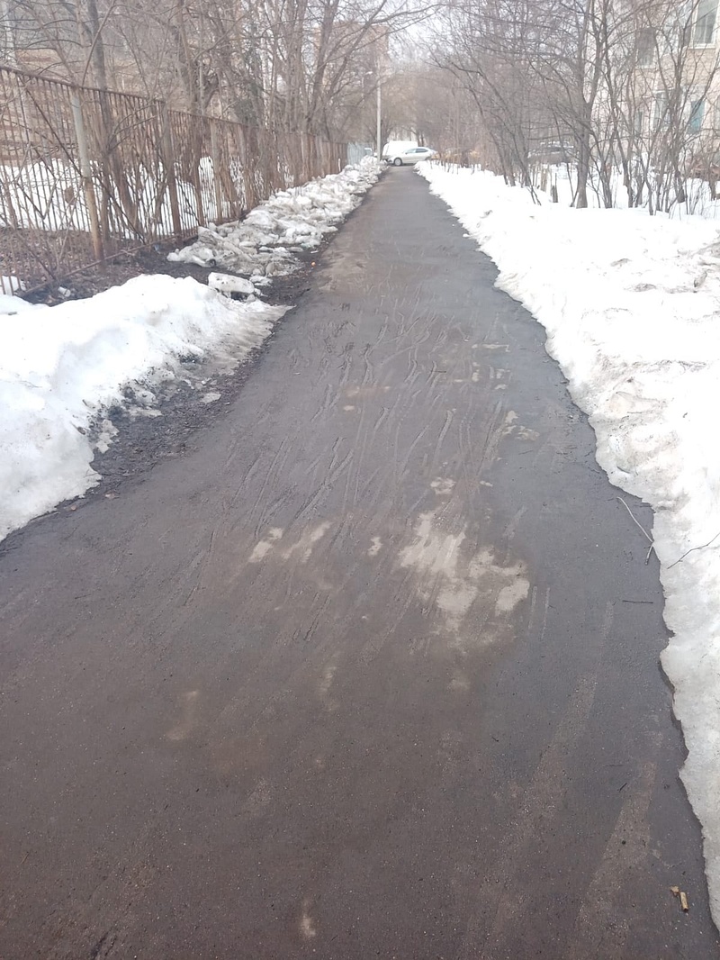В Одинцовском округе продолжают разбивать асфальт ковшами экскаваторов при уборке снега и наледи