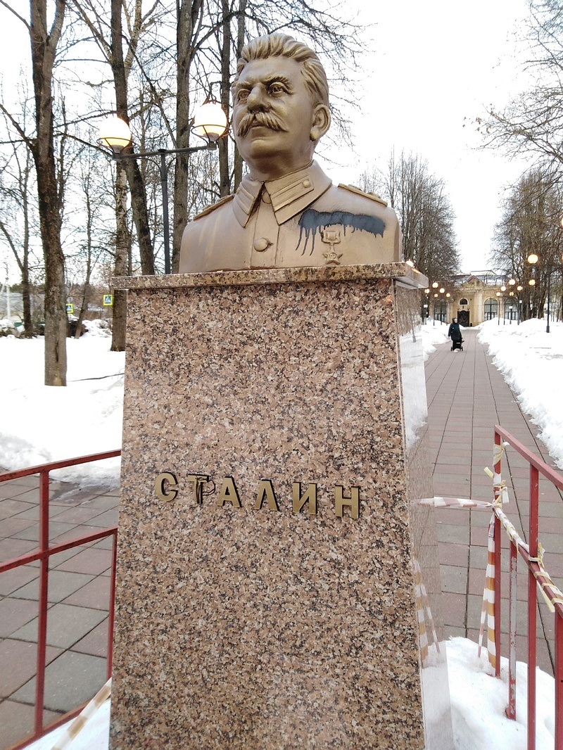 В Звенигороде неизвестные разрисовали бюст Сталина, Март