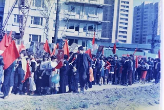 1983 г. Первомайская демонстрация. Можайское ш Дубрава Колонна школы № 6