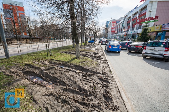 Можайское шоссе, 71В у «Оливье», Автомобилисты Одинцово уродуют газоны в городе