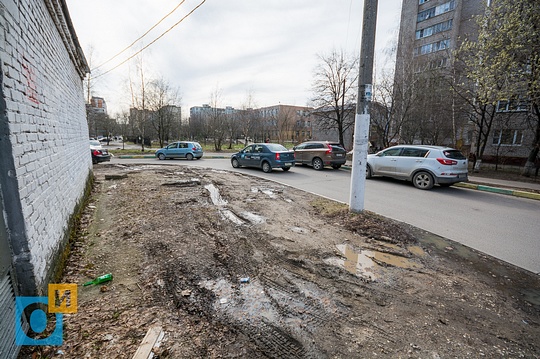 Можайское шоссе, 117, у трансформаторной будки, Автомобилисты Одинцово уродуют газоны в городе