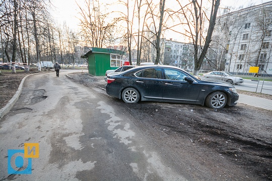 улица Маршала Жукова, 14, попытка борьбы с нарушителями, Автомобилисты Одинцово уродуют газоны в городе