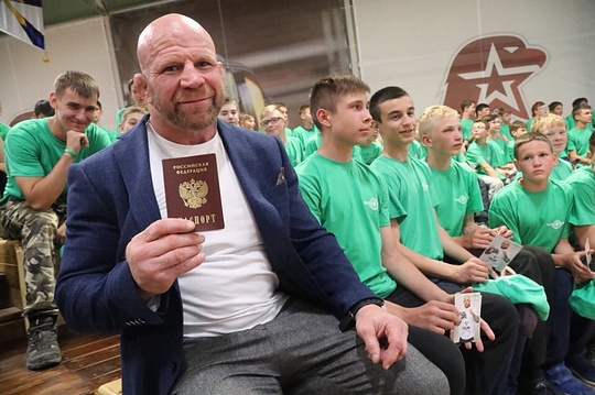 Джефф Монсон с российским паспортом, Боец Джефф Монсон получил российский паспорт в парке «Патриот»