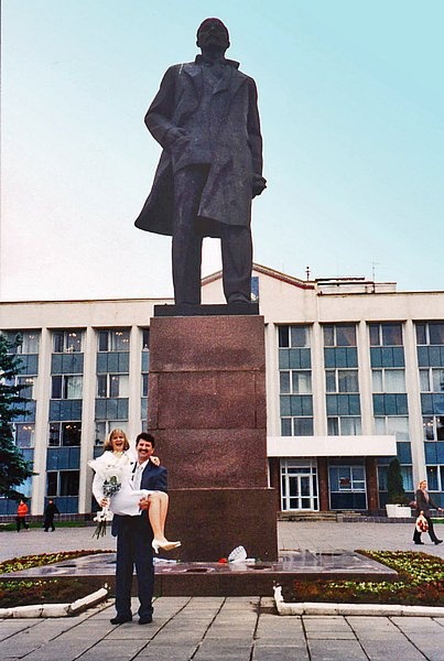 Молодожёны у памятника Ленину, Памятники, doberman-gl