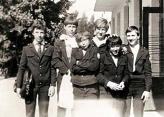 1984 год. На ступеньках школы №1 Плаксин А., Беляев Л., Скоморохов Д., Егоров А., Стогов А., Гришин Е. (Михалыч)

