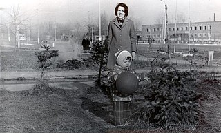 1975-76 г.,1 мкр, Можайское ш. Вдалеке собсно шоссе и всем известное здание:) Сейчас на месте елочек и газончика - 16-тиэтажки и их дворы.