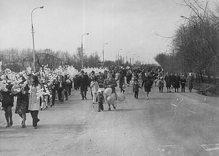 Идем на демонстрацию.~1975 г.
