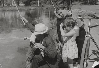 Банный пруд, за рыбаками вечный огонь.1961г.