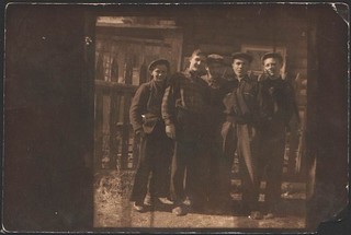 Шутливое название "Шпана одинцовская": Иванов, Объедков, Пузырев, Кузнецов, Антонов. Снимок сделан в 1949 году возле дома 14 по улице Коммунистической