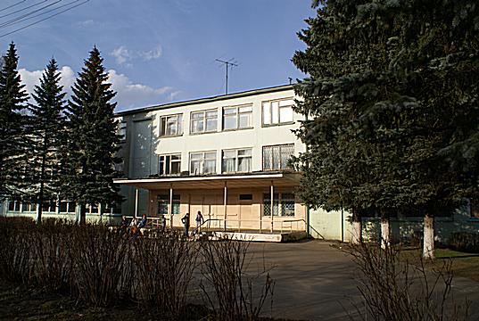Крыльцо Лесногородской школы, на котором играла в классики будущий министр Т.А.Голикова